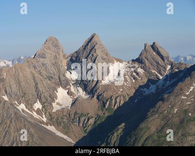 LUFTAUFNAHME aus dem Südosten. Les Aiguilles d'Arves (Höhe: 3515 Meter) und ihre Umgebung von kargen Ländern. Valloire, Savoie, Frankreich. Stockfoto