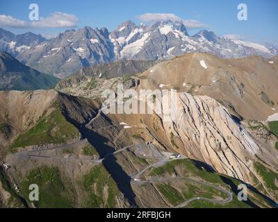 LUFTAUFNAHME. Col du Galibier (2642m) mit dem Meije (3984m) für einen majestätischen Hintergrund. Zwischen Le Monêtier-les-Bains und Valloire. Frankreich. Stockfoto