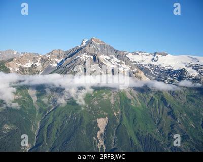 LUFTAUFNAHME. Gipfel des „Dent Parrachée“, ein 3695 Meter hoher Gipfel im Vanoise-Massiv. Val-Cenis, Savoie, Auvergne-Rhône-Alpes, Frankreich. Stockfoto