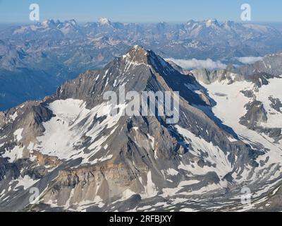 LUFTAUFNAHME. Gipfel des „Dent Parrachée“, ein 3695 Meter hoher Gipfel im Vanoise-Massiv. Val-Cenis, Savoie, Auvergne-Rhône-Alpes, Frankreich. Stockfoto