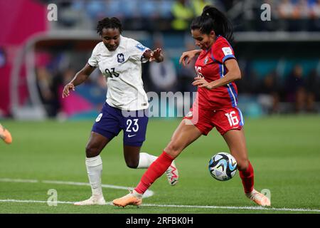 Sydney, Australien. 02. Aug. 2023. Rebeca Espinosa aus Panama und Vicki Becho aus Frankreich treten am 2. August 2023 beim FIFA Women's World Cup 2023 zwischen Panama Women und France Women im Allianz Stadium in Sydney, Australien, gegen den Ball an. Foto von Peter Dovgan. Nur redaktionelle Verwendung, Lizenz für kommerzielle Verwendung erforderlich. Keine Verwendung bei Wetten, Spielen oder Veröffentlichungen von Clubs/Ligen/Spielern. Kredit: UK Sports Pics Ltd/Alamy Live News Stockfoto