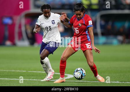 Sydney, Australien. 02. Aug. 2023. Rebeca Espinosa aus Panama und Vicki Becho aus Frankreich treten am 2. August 2023 beim FIFA Women's World Cup 2023 zwischen Panama Women und France Women im Allianz Stadium in Sydney, Australien, gegen den Ball an. Foto von Peter Dovgan. Nur redaktionelle Verwendung, Lizenz für kommerzielle Verwendung erforderlich. Keine Verwendung bei Wetten, Spielen oder Veröffentlichungen von Clubs/Ligen/Spielern. Kredit: UK Sports Pics Ltd/Alamy Live News Stockfoto