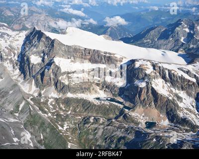 LUFTAUFNAHME. Der La Roche Ferran-Gletscher und die nach Osten ausgerichtete Klippe zwischen Mont Pelve und Roche Ferran im Vanoise-Massiv. Savoie, Frankreich. Stockfoto