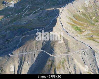 LUFTAUFNAHME. Col de la Bonette (2715m km) mit der malerischen Strecke bis 2802m km und rund um den Cime de la Bonette (2860m km). Mercantour Nationalpark. Stockfoto