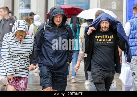 London, Großbritannien. 22. Juli 2023. Die Öffentlichkeit wurde bei den Regenfällen in London aufgehalten. (Foto: Steve Taylor/SOPA Images/Sipa USA) Guthaben: SIPA USA/Alamy Live News Stockfoto