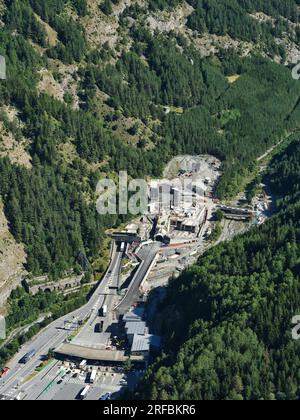 LUFTAUFNAHME. Fréjus-Straßentunnel (12,87km m lang), der Bardonecchia in Italien (Foto) mit Modane in Frankreich verbindet. Turin, Piemont, Italien. Stockfoto