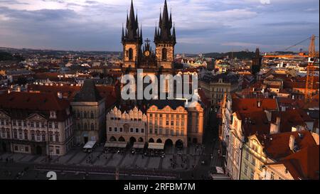 Blick aus der Vogelperspektive auf die prager Altstadt bei Sonnenuntergang, czec - Kirche unserer Lieben Frau vor TN in der Mitte Stockfoto