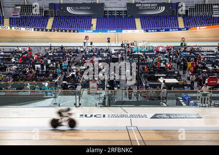 Glasgow, Großbritannien. 02. Aug. 2023. Abbildung zeigt das Sir Chris Hoy Velodrome während der Vorbereitungen in Glasgow, Schottland, vor der UCI World Championships Cycling, Mittwoch, den 02. August 2023. UCI organisiert die Welten mit allen Disziplinen des Radfahrens, Straßenradfahren, Indoor-Radfahren, Mountainbike, BMX-Rennen, Straßen- und Hallenparkradfahren, in Glasgow vom 05. Bis 13. August. BELGA FOTO DAVID PINTENS Kredit: Belga News Agency/Alamy Live News Stockfoto