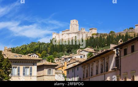 Blick auf die Festung Rocca Maggiore - Assisi, Umbrien, Italien. Stockfoto