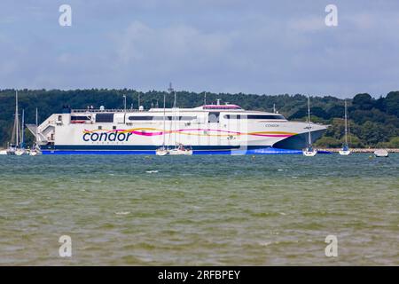 Condor Ferries Condor Voyager Fähre, die im Juli an Yachten vorbei durch Poole Harbour Dorset UK von St. Malo, Frankreich über Jersey auf den Kanalinseln fährt Stockfoto