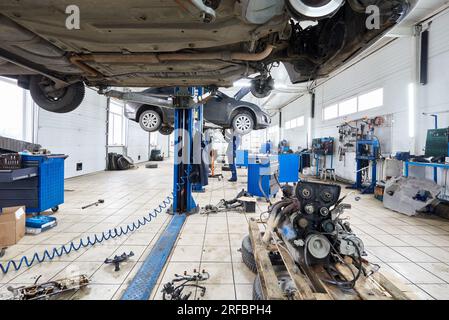 Arbeitsplatz in der Autowerkstatt Stockfoto