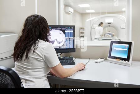 MOSKAU, RUSSLAND - 3. FEBRUAR 2022: Der Arzt führt eine MRT-Magnetresonanztomographie für den Patienten durch Stockfoto