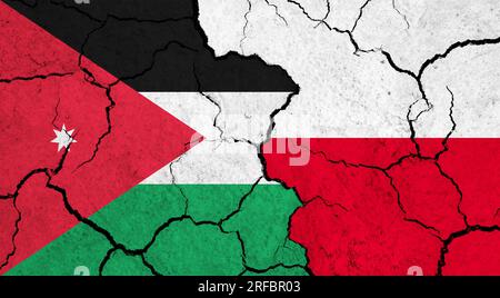 Die Flaggen Jordaniens und Polens auf der rissigen Oberfläche - Politik, Beziehungskonzept Stockfoto