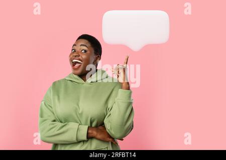 Die Afrikanische Lady Zeigt Mit Dem Finger Nach Oben Und Hat Eine Idee Über Den Rosa Hintergrund Stockfoto