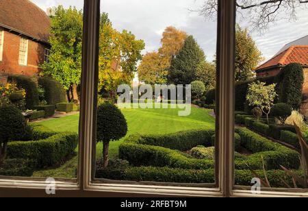 Blick auf den Garten durch ein Fydell House-Fenster aus dem Jahr 18C zum attraktiven ummauerten Garten Stockfoto