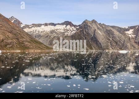 Wunderschöne arktische Landschaft mit felsigen Bergen und Gletschern mit Schnee im stillen Wasser des Prinzen christian Sound grönland Stockfoto