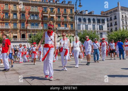 Pamplona, Spanien: 09. Juli 2023: Das San Fermin Festival wird in traditioneller weißer und roter kleidung mit roter Krawatte gefeiert, Pamplona, Navarra, Spanien. Stockfoto