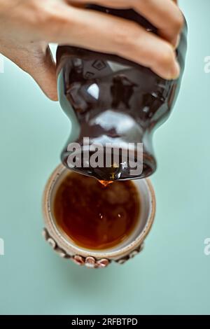 Tropfkaffee in eine Tasse gießen, selektiver Fokus. Stockfoto