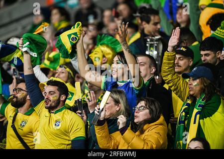 Melbourne, Australien. 2. Aug. 2023. Fans Brasiliens jubeln beim Group F-Spiel zwischen Jamaika und Brasilien bei der FIFA Women's World Cup 2023 in Melbourne, Australien, am 2. August 2023. Kredit: Mao Siqian/Xinhua/Alamy Live News Stockfoto