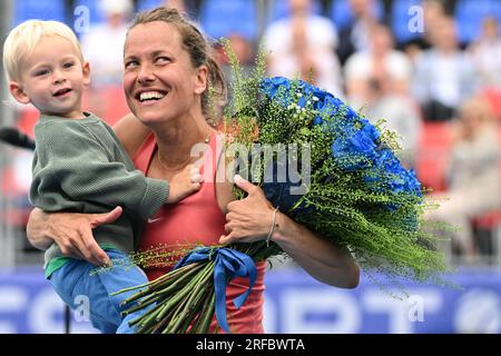 Prag, Tschechische Republik. 02. Aug. 2023. Barbora Strycova aus der Tschechischen Republik verabschiedet sich mit ihrem Sohn von ihrer Karriere beim WTA Prague Open 2023 Tennis Turnier am 2. August 2023 in Prag, Tschechische Republik. Kredit: Michal Kamaryt/CTK Photo/Alamy Live News Stockfoto