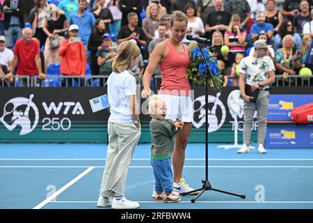 Prag, Tschechische Republik. 02. Aug. 2023. Barbora Strycova aus der Tschechischen Republik verabschiedet sich mit ihrem Sohn und ihrer Nichte von ihrer Karriere beim WTA Prague Open 2023 Tennis Turnier am 2. August 2023 in Prag, Tschechische Republik. Kredit: Michal Kamaryt/CTK Photo/Alamy Live News Stockfoto