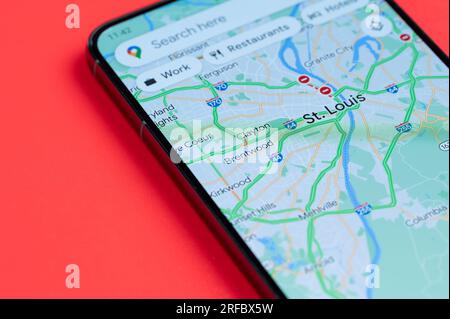 New York, USA - 21. Juli 2023: Karte von Verkehrsstaus in St. louis auf Smartphone-Bildschirm Nahaufnahme Stockfoto