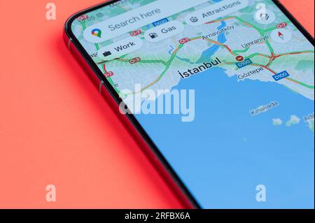 New York, USA - 21. Juli 2023: Verteilung des Autoverkehrs in Istanbul auf google-Karten auf dem Smartphone-Bildschirm Nahaufnahme mit rotem Hintergrund Stockfoto