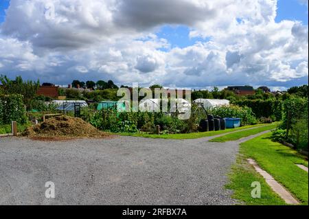 Urbanes Kleingartengelände am Rande einer englischen Stadt im Sommer. Stockfoto