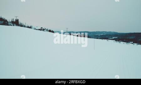 Ein Foto von schneebedeckten norwegischen Bergen. Stockfoto