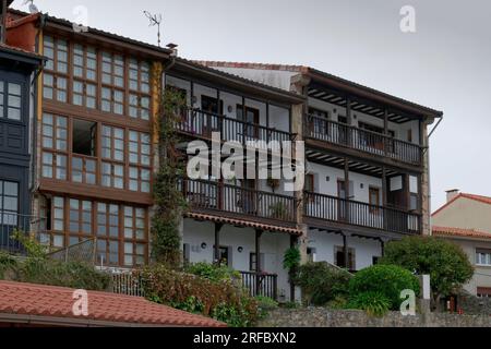 Typische alte Apartmentgebäude am Flussufer, Llanes, Asturien, Costa Verde (Grüne Küste), Spanien, Europa, EU Stockfoto