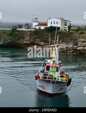 Das Küstenfischereiboot kehrt zum Hafen, Llanes, Asturien, Costa Verde (Grüne Küste), Spanien, Europa, EU zurück Stockfoto