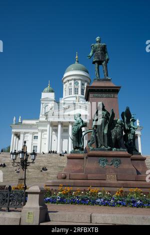 Statue des Großherzogs von Finnland Alexander II. Vor der Kathedrale auf dem Senatsplatz Helsinki, Finnland Stockfoto