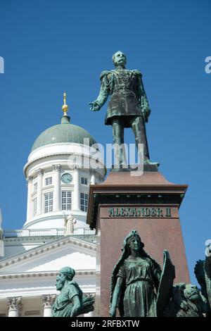 Statue des Großherzogs von Finnland Alexander II. Vor der Kathedrale auf dem Senatsplatz Helsinki, Finnland Stockfoto