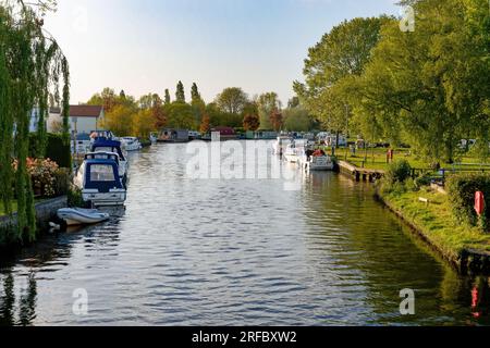 Boote auf dem Fluss Waveney at the Quay in Beccles at Sunset , Suffolk , England , UK Stockfoto