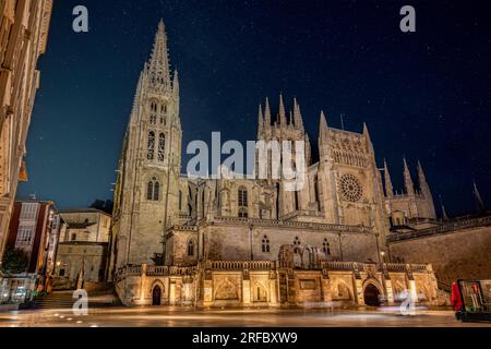 Nachtsicht mit den Sternen der Kathedrale von Burgos, die von der UNESCO zum Weltkulturerbe erklärt wurde, Spanien Stockfoto