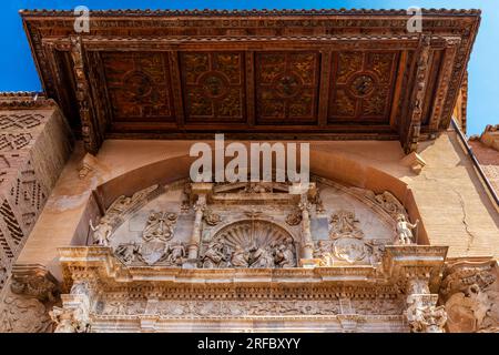 Renaissance-Portal der Kollegialkirche Santa María la Mayo, Altstadt von Calatayud, Aragon, Spanien. Die Collegiatskirche St. Mary Major, erbaut in mu Stockfoto