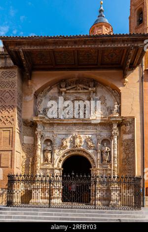 Renaissance-Portal der Kollegialkirche Santa María la Mayo, Altstadt von Calatayud, Aragon, Spanien. Die Collegiatskirche St. Mary Major, erbaut in mu Stockfoto