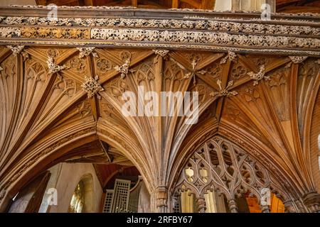 Das Innere der St. Georges Kirche Dunster Somerset. Mit dem Rood-Bildschirm Stockfoto