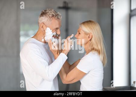 Portrait Von Fröhlichem, Reifem Paar, Das Spaß Im Badezimmer Hat Stockfoto