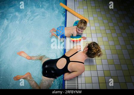 Bornheim, Deutschland. 02. Aug. 2023. Thema: Vorschullehrer im Schwimmunterricht mit Schwimmbecken im öffentlichen Schwimmbad. Kredit: dpa/Alamy Live News Stockfoto