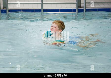 Bornheim, Deutschland. 02. Aug. 2023. Thema: Vorschulkind in einem Schwimmbad mit Poolflügeln in einem öffentlichen Schwimmbad. Kredit: dpa/Alamy Live News Stockfoto
