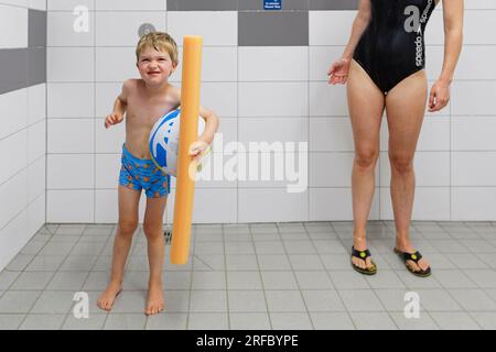 Bornheim, Deutschland. 02. Aug. 2023. Thema: Kind duscht in einem öffentlichen Badehaus. Kredit: dpa/Alamy Live News Stockfoto