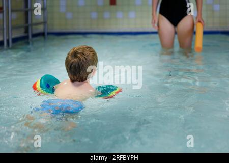 Bornheim, Deutschland. 02. Aug. 2023. Thema: Vorschullehrer im Schwimmunterricht mit Schwimmbecken im öffentlichen Schwimmbad. Kredit: dpa/Alamy Live News Stockfoto