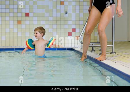 Bornheim, Deutschland. 02. Aug. 2023. Thema: Vorschulkind mit Schwimmbecken in einem öffentlichen Pool. Kredit: dpa/Alamy Live News Stockfoto