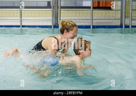 Bornheim, Deutschland. 02. Aug. 2023. Thema: Vorschulkinder lernen, in einem öffentlichen Pool zu schwimmen. Kredit: dpa/Alamy Live News Stockfoto