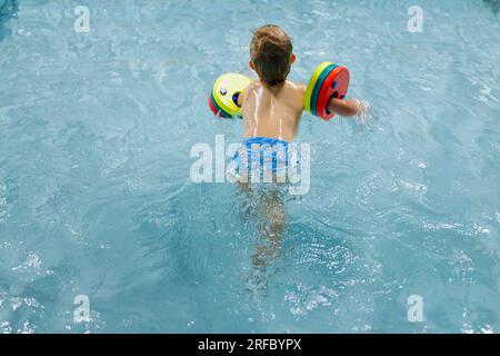 Bornheim, Deutschland. 02. Aug. 2023. Thema: Vorschullehrer im Schwimmunterricht mit Schwimmbecken im öffentlichen Schwimmbad. Kredit: dpa/Alamy Live News Stockfoto