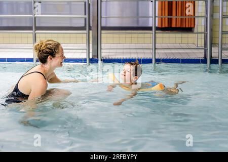 Bornheim, Deutschland. 02. Aug. 2023. Thema: Vorschulkinder mit Poolnudeln im Pool lernen, in einem öffentlichen Pool zu schwimmen. Kredit: dpa/Alamy Live News Stockfoto