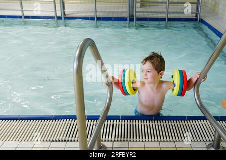 Bornheim, Deutschland. 02. Aug. 2023. Thema: Vorschulkinder mit Schwimmflügeln im Swimmingpool lernen, in einem öffentlichen Pool zu schwimmen. Kredit: dpa/Alamy Live News Stockfoto