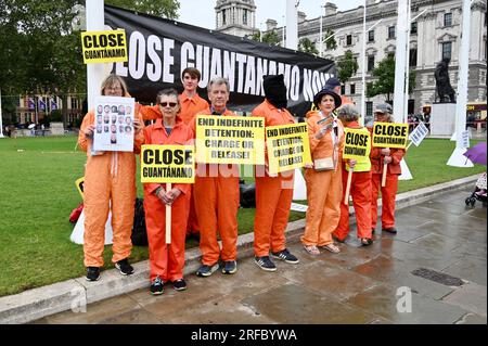 London, Großbritannien. Aktivisten des britischen Guantanamo Network haben sich gegenüber den Parlamentsgebäuden versammelt, um ein Ende von 21 Jahren Ungerechtigkeit und die sofortige Schließung von Guantanamo zu fordern. Kredit: michael melia/Alamy Live News Stockfoto