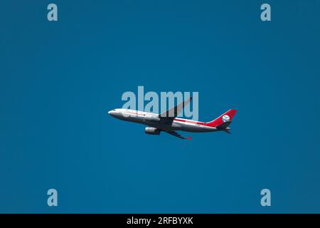 Klarer Himmel Sichuan Airlines A330-200 Flugzeug. Stockfoto